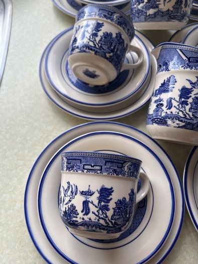 Vintage Arklow Pottery "Willow " 20 piece Teaset in Mint condition