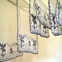 Vintage table runner and napkins