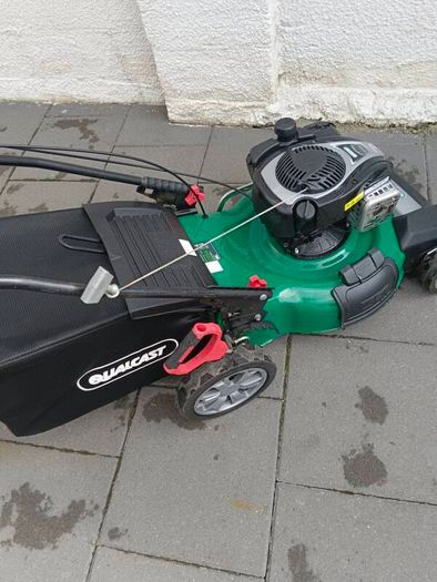 Self drive lawnmower with Briggs and Stratton engine 500 E series 140 cc in excellent working condition which starts the first pull.
