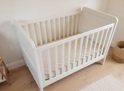 White cot / Cot bed; Very Good Condition