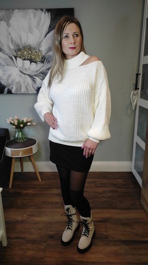 Sweater with chocker