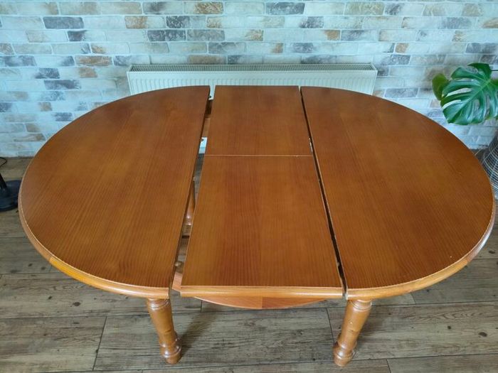 Oak dining table for 4-6 people.