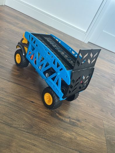 Hot Wheels Monster Trucks 1:64 Monster Mover Transporter with 3 Die-Cast Cars
