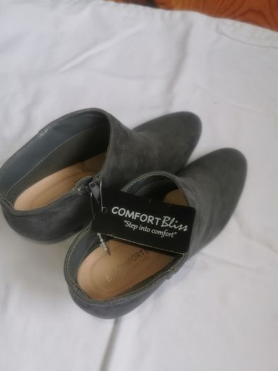 Light grey ankle boots. Brand new with tag. Colour is lighter than the pictures.