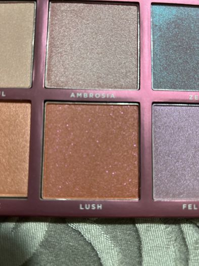 Sigma beauty chrom A glow highlighter palette limited edition