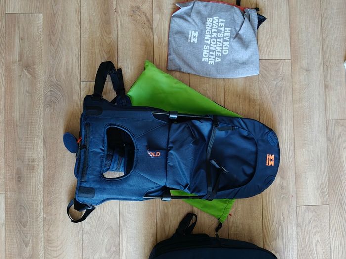 MiniMeis Shoulder Carrier comes with sunshade & backpack
