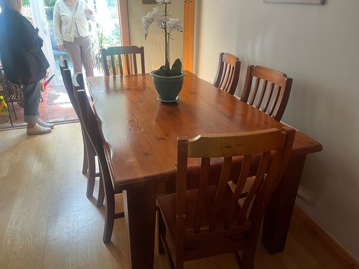 Dining room table + 6 high back chairs
