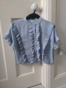 Boohoo blue ruffled cropped blouse