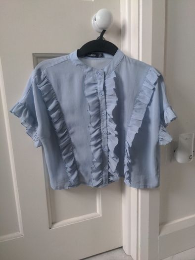 Boohoo blue ruffled cropped blouse