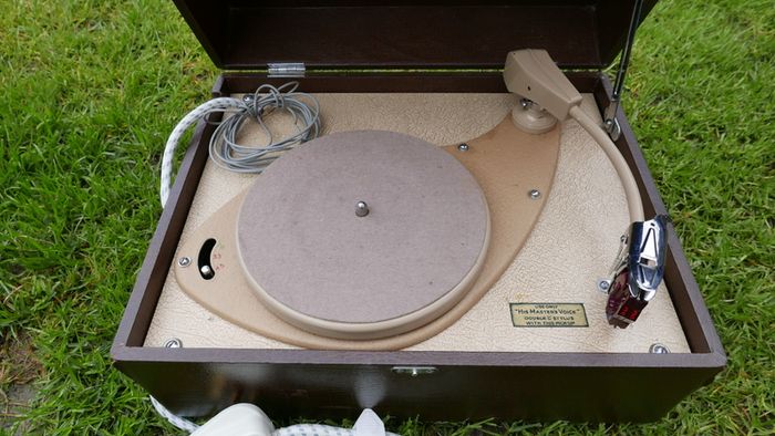 Vintage Record Player His Masters Voice, The Gramophone Company Ltd.; Middlesex (it seems to work fine, without speakers) (very good condition)