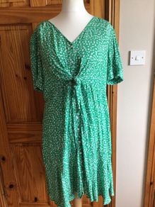 Ladies Green ditzy floral  Dress size 18 includes postage
