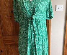 Ladies Green ditzy floral  Dress size 18 includes postage