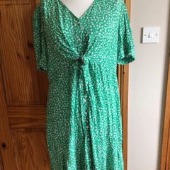 Ladies Green ditzy floral  Dress size 18 includes postage