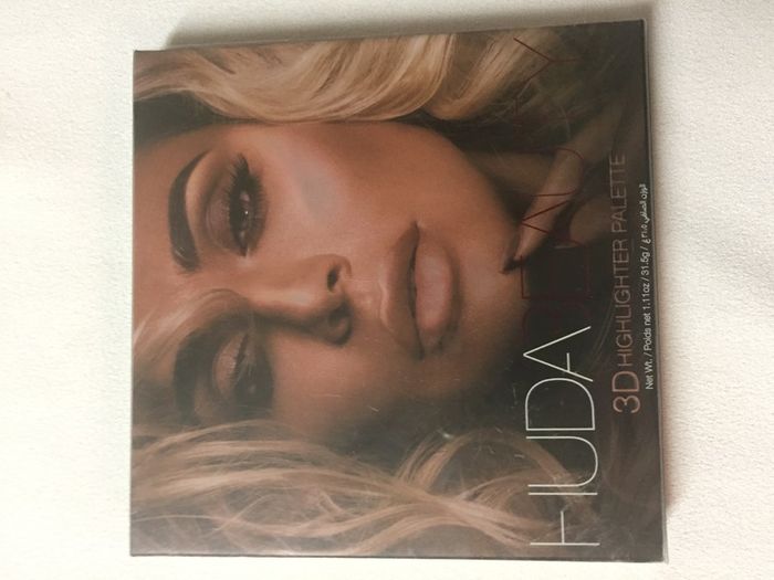 Huda Beauty 3D Highlighter palette