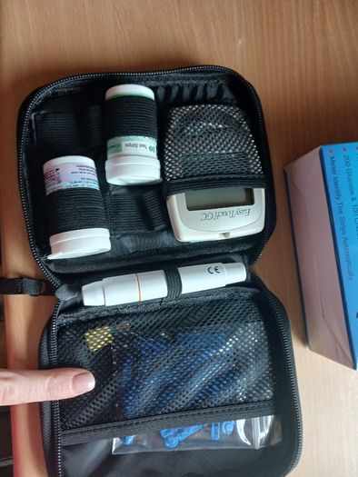 Blood glucose and cholesterol monitor