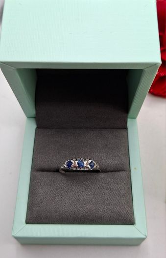 18ct white gold blue sapphire and diamond ring size R