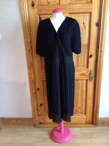 Boohoo Black pleated v neck midi dress Uk 20 postage included