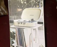 Vinyl record player