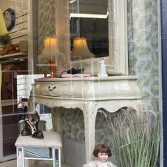 dressing table and mirror