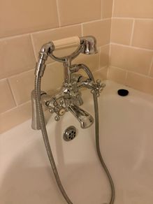 Cast iron bath (mixer not included)