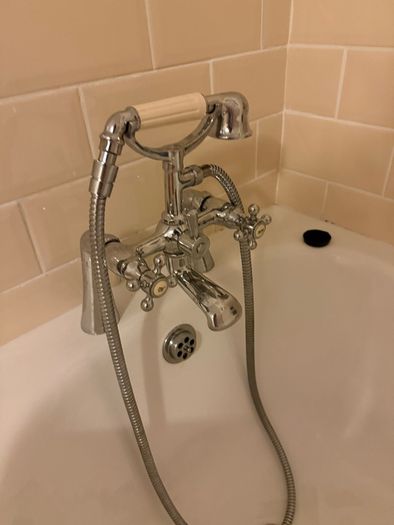 Cast iron bath (mixer not included)