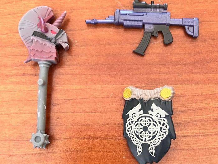 Fortnite Weapons and Shield