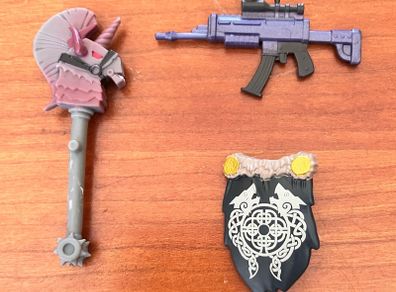 Fortnite Weapons and Shield
