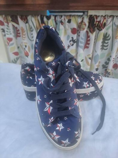 Buffalo London Platform lace up shoes
