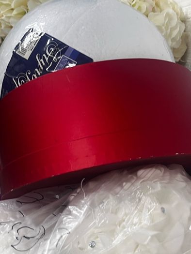 Hat boxes round two sizes. 3 colours