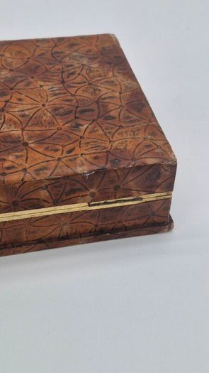 Cutlery set in a box .