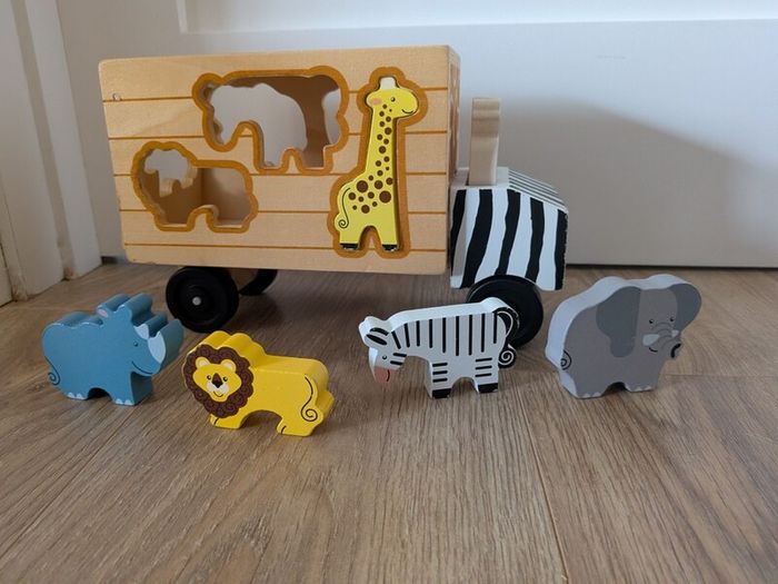 Melissa and Doug safari truck