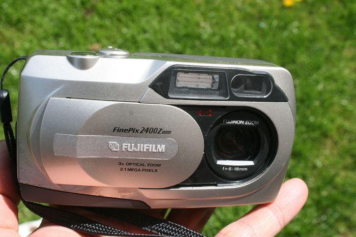 Fujifilm FinePix 2400 Zoom 2.1MP Compact Digital Camera Silver Tested