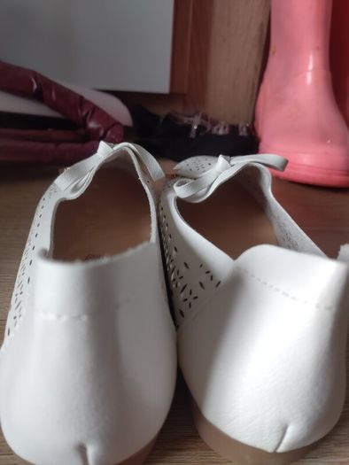 white flat shoes size UK 2