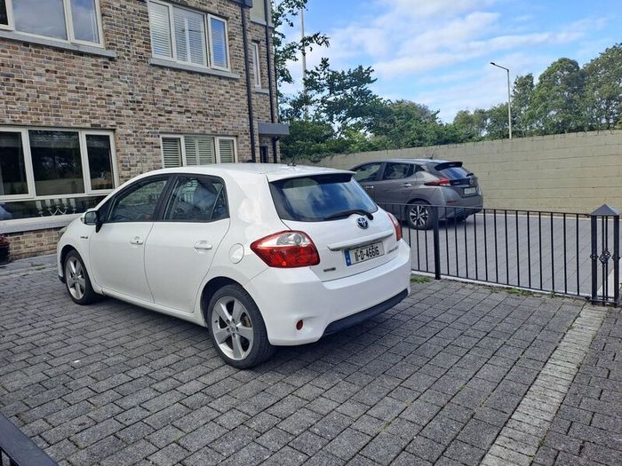 Toyota Auris  Hybrid T-Siprit Cvt