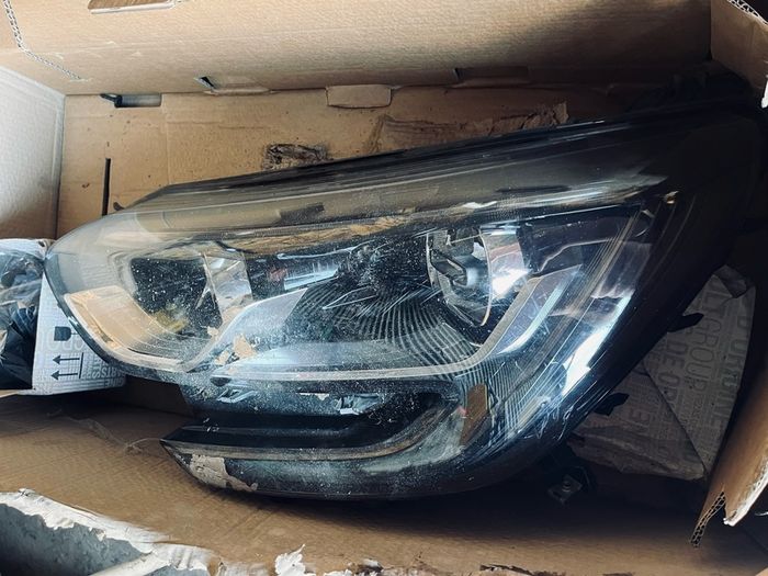 Passenger Headlight and light Driver Renault