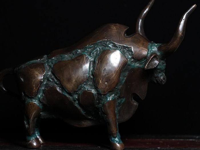 Brutalist Bull (26cm) - Patinated Bronze