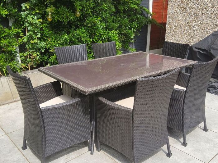 Garden rattan table, 6 chairs and cushions and 2 x Parsol