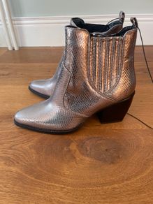 Boots size 6