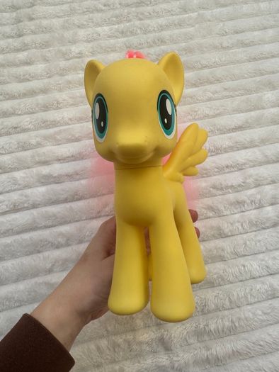 My Little Pony Styling approx. 21 cm.  Fluttershy Brushable Pony 2013 Used Please see photos