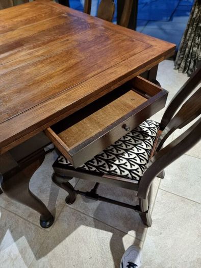 Stunning Extendable Table & 4 Chairs