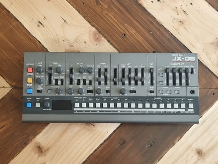 Roland-JX08
