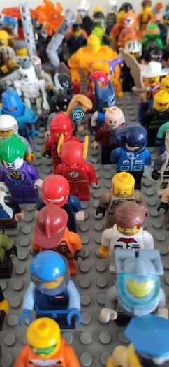 LEGO Collection (2011-2018) Mixed Figures & Bricks, Blue Ninjago NRG Zane figure with his spinner.