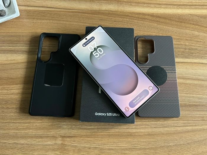 Samshng Galaxy S25 Ultra 256gb Titanium Whitesilver, like new, boxed and over a year warranty left. only 175 cycle counts. 2 cases and screen protector