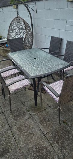 garden table and chairs