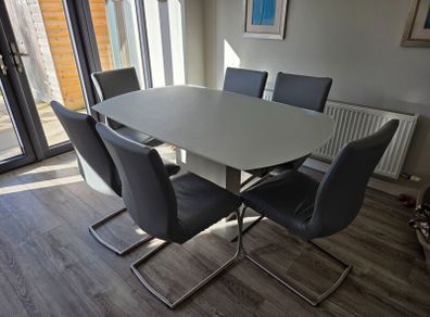 extendable dining table & 6 chairs