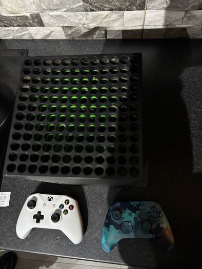 Xbox Series X console, 2 Xbox Wireless Controller, an ultra-high-speed HDMI cable, power cable.