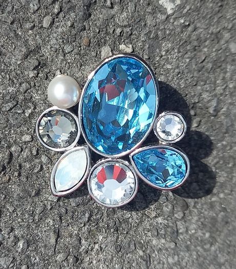 Vintage jewelry is sold individually for 5 to 10 euros