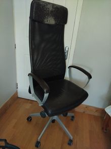 Black swivel office chair