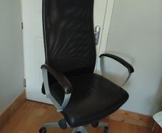 Black swivel office chair