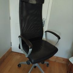 Black swivel office chair